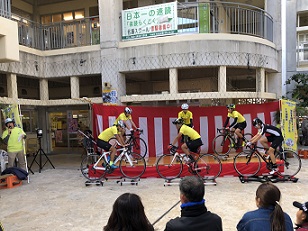 市営市場にて自転車競技紹介