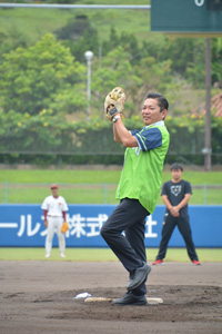 浦添市長による始球式