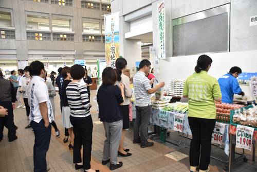 羽地米販売の様子（浦添市役所）