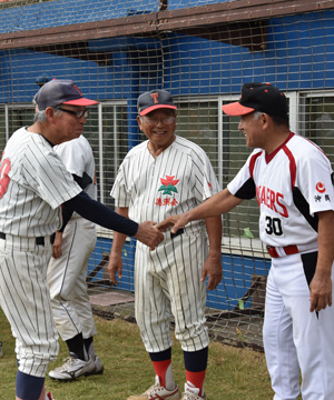 健闘をたたえ合う選手